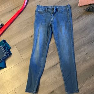 Mossimo skinny jeans size 4. Mid rise, cotton spandex blend. Super comfy!